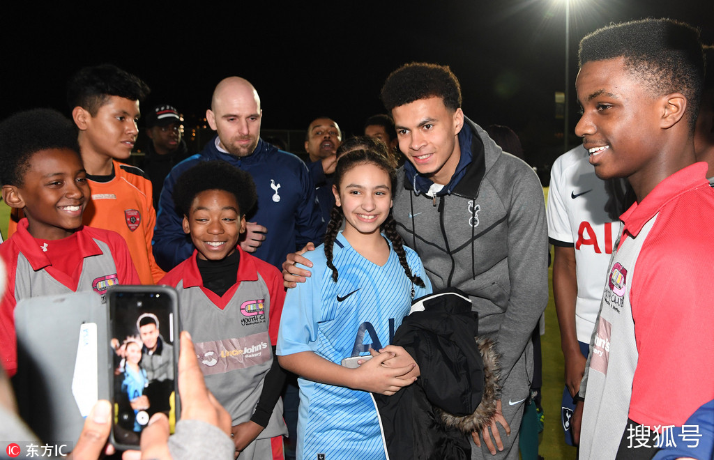  尼斯球迷冲入场内抗议俱乐部出售当家球星  